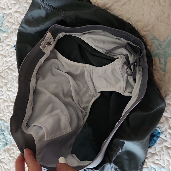 Adidas running shorts size XL - Picture 2 of 4